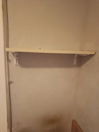 Estantería de pared beige y blanca