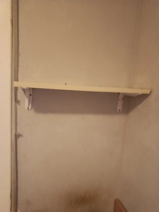 Estantería de pared beige y blanca