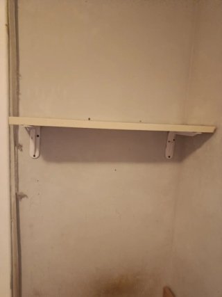 Estantería de pared beige y blanca