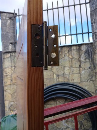 Puerta de entrada de madera