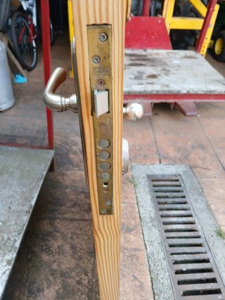 Puerta de entrada de madera