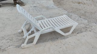 Tumbona de plástico para piscina