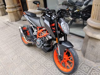 KTM Duke 125 Negra y Naranja