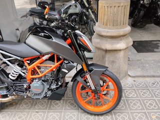 KTM Duke 125 Negra y Naranja