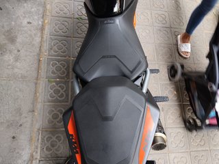 KTM Duke 125 Negra y Naranja