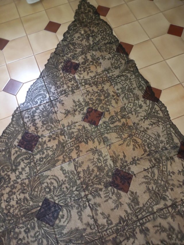 Mantilla Francesa Tres Picos Negra