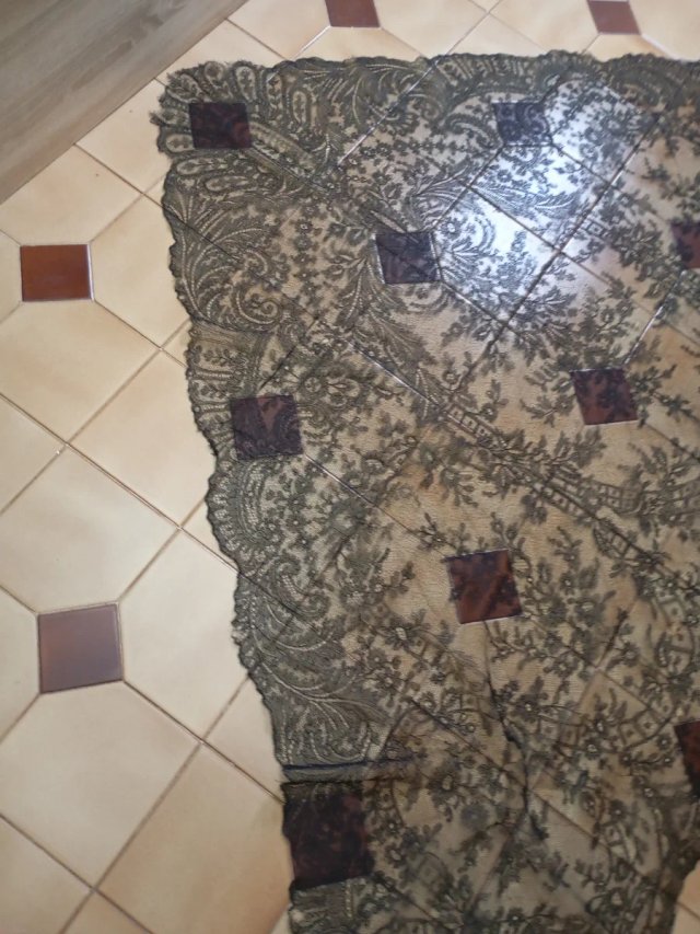Mantilla Francesa Tres Picos Negra