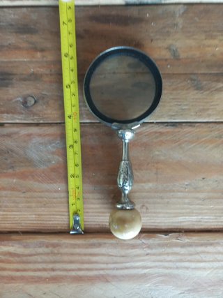 Lupa vintage in metallo con base a sfera