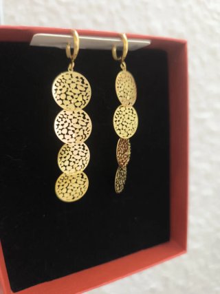 Pendientes largos dorados con diseño calado