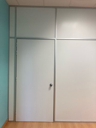 Mampara de oficina con puerta