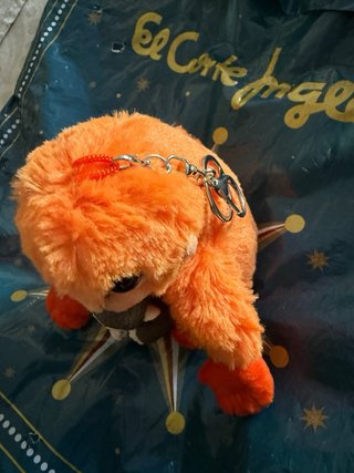 Llavero mono peluche naranja y figura mono