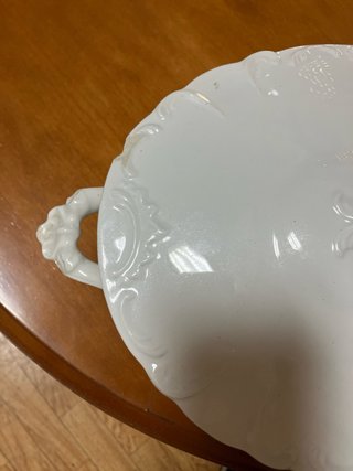 Sopera de porcelana blanca con tapa