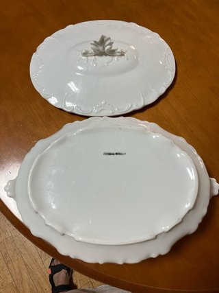 Sopera de porcelana blanca con tapa