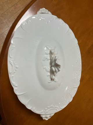 Sopera de porcelana blanca con tapa
