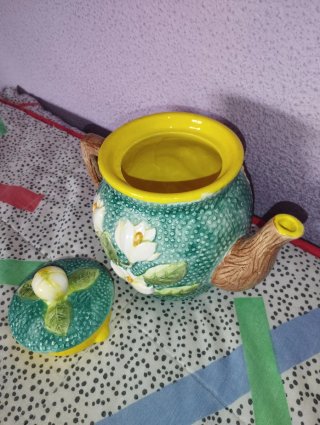 Tetera vintage con flores en relieve
