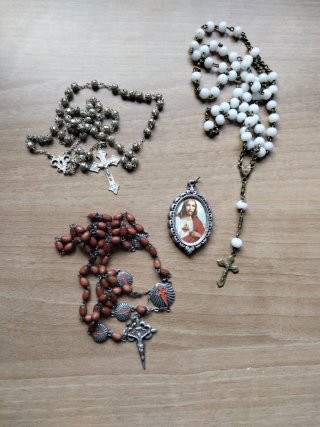 Lote 3 rosarios y medalla religiosa
