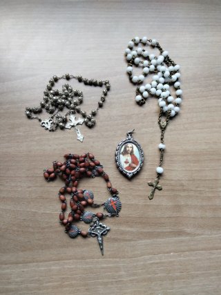 Lote 3 rosarios y medalla religiosa
