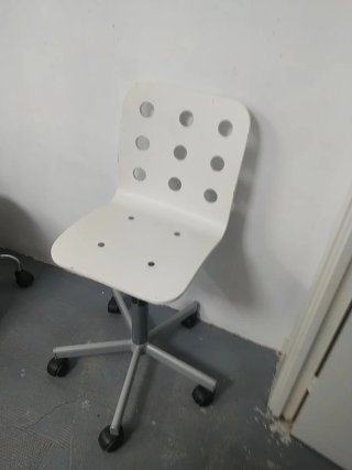 Silla giratoria IKEA blanca con ruedas