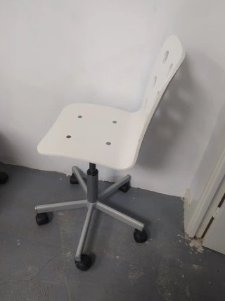 Silla giratoria IKEA blanca con ruedas