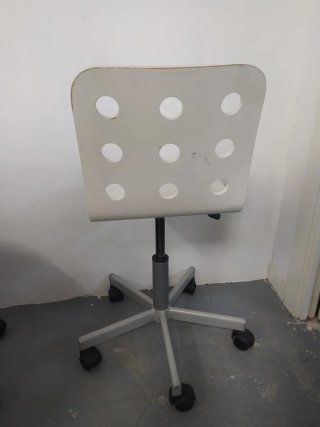 Silla giratoria IKEA blanca con ruedas