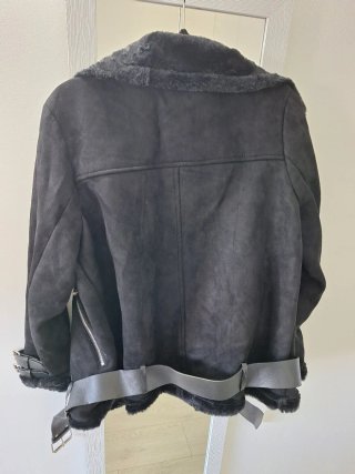 Chaqueta negra de aviador con borreguito