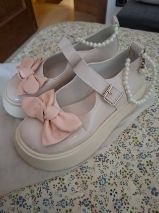 Zapatos charol blanco lazo rosa.