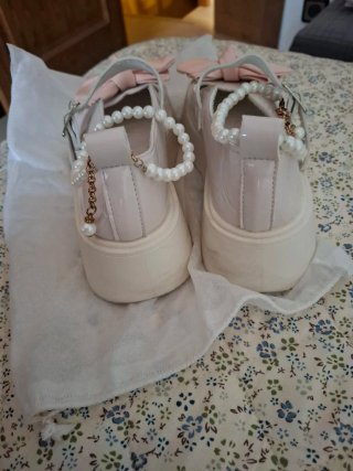 Zapatos charol blanco lazo rosa.