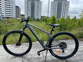 Bicicleta de montaña gris ROCKRIDER 29.