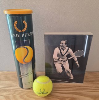 Fred Perry, bote de pelotas de tenis.