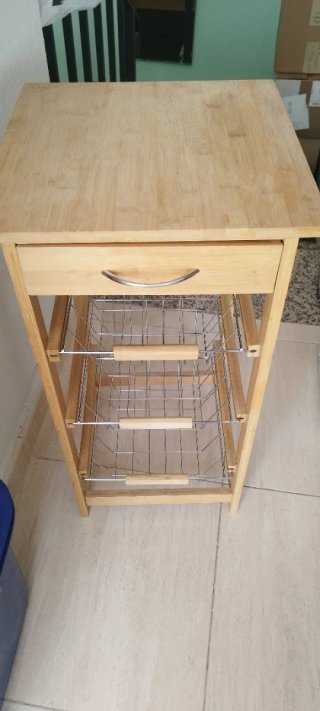 Estantería de madera y metal