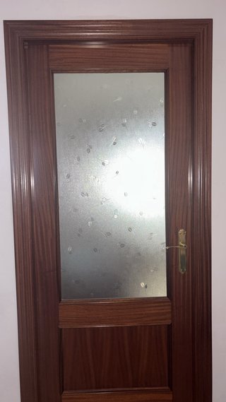 Puertas de madera maciza con tapajuntas