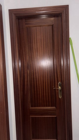 Puertas de madera maciza con tapajuntas