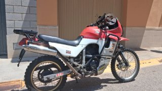 Honda Transalp 600 con tren delantero KTM adaptado