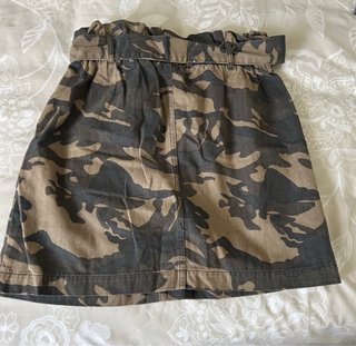 Minifalda camuflaje con cinturón