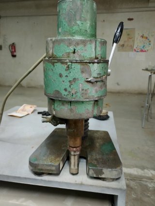 Taladro de mesa industrial verde