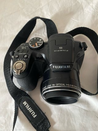 Fotocamera Fujifilm con cinghia