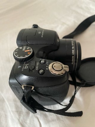 Fotocamera Fujifilm con cinghia