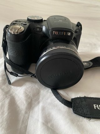 Fotocamera Fujifilm con cinghia