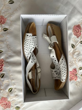 Sandalias blancas de mujer