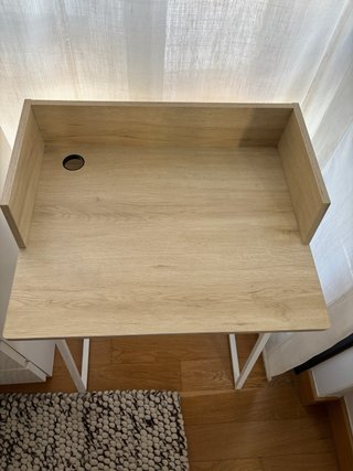 Pupitre de madera con patas blancas