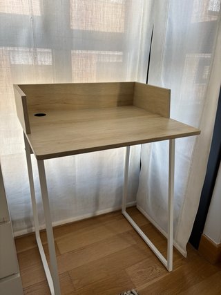 Pupitre de madera con patas blancas