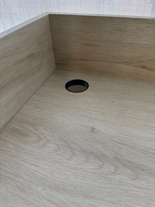 Pupitre de madera con patas blancas