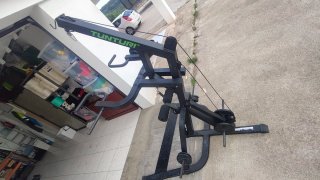 Banco de pesas y barra para gimnasio