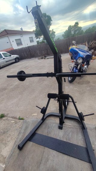 Banco de pesas y barra para gimnasio