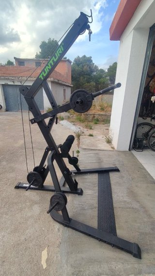 Banco de pesas y barra para gimnasio