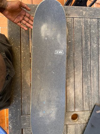 Tabla de skate con diseño de calaveras