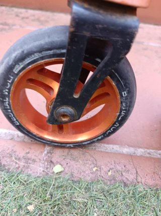 Patinete Bestial Wolf negro y naranja