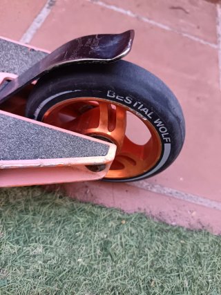 Patinete Bestial Wolf negro y naranja
