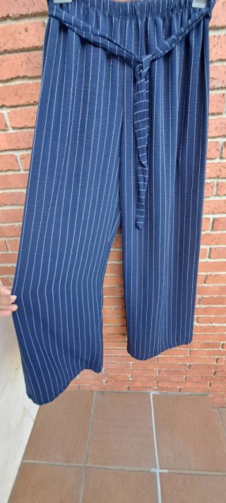 Pantalones fluidos azul marino con rayas