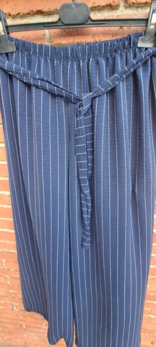 Pantalones fluidos azul marino con rayas